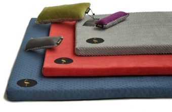 Matrac pre psa a mačku DEMI Použité materiály: - vysoká odolnosť proti odieraniu - ne zachytáva srsť a chĺpky - odnímateľný poťah - zips na poťahu matraca - 5 alebo 3 cm polyuretánová pena - 10 farebných kombinácií a v každej 3 dostupné veľkosti Dostupné rozmery vankúšov: XL : 100cm x 80cm x 5cm,pre psov plemien ako sú Labrador Retriever,Nemecký ovčiak, Alaskan Husky, Alaskan Malamute, Mastiff, Boxer ... M : 70cm x 60cm x 3cm, pre psov plemien ako sú Beagle, Border Collie, anglický buldok, kokršpaněl, Pitbul teriér, jazvečík, francúzsky buldog a pod. S: 50cm x 40cm x 3 cm, pre psíkov malých plemien, šteňatá, mačky