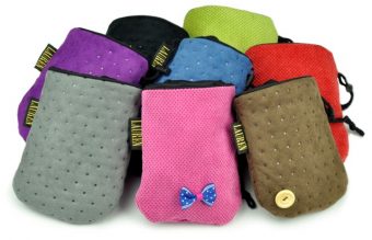 Tréningové vrecko pre psa Hugo Rozmery : 15 x 13 cm Použité materiály : - mäkké, pohodlné a odolné tkaniny - vysoká odolnosť voči poškriabaniu - možnosť upevnenia na opasok alebo upevnenie na karabinku - možnosť zafixovať vrchnú časť vrecúška šnúrkou a tak sa zabráni vypadávaniu maškŕt pre vášho domáceho miláčika Farebné prevedenia : - fialová, červená, zelená, modrá, čierna, hnedá, šedá, ružová