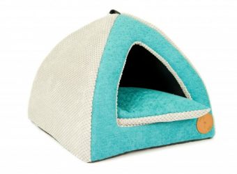 Domček pre psa a mačku BELLA | tyrkys - farebné prevedenie: tyrkysová - S: 40 cm x 40 cm - M : 50 cm x 50 cm - vysoká odolnosť proti odieraniu - veľmi odolné a príjemné materiály - výsuvný vankúš - možné prať ručne pri teplote 30 ° C - možnosť doplniť s hračkou FUN v rovnakej farbe - 8 ďalších farebných kombinácií na výber